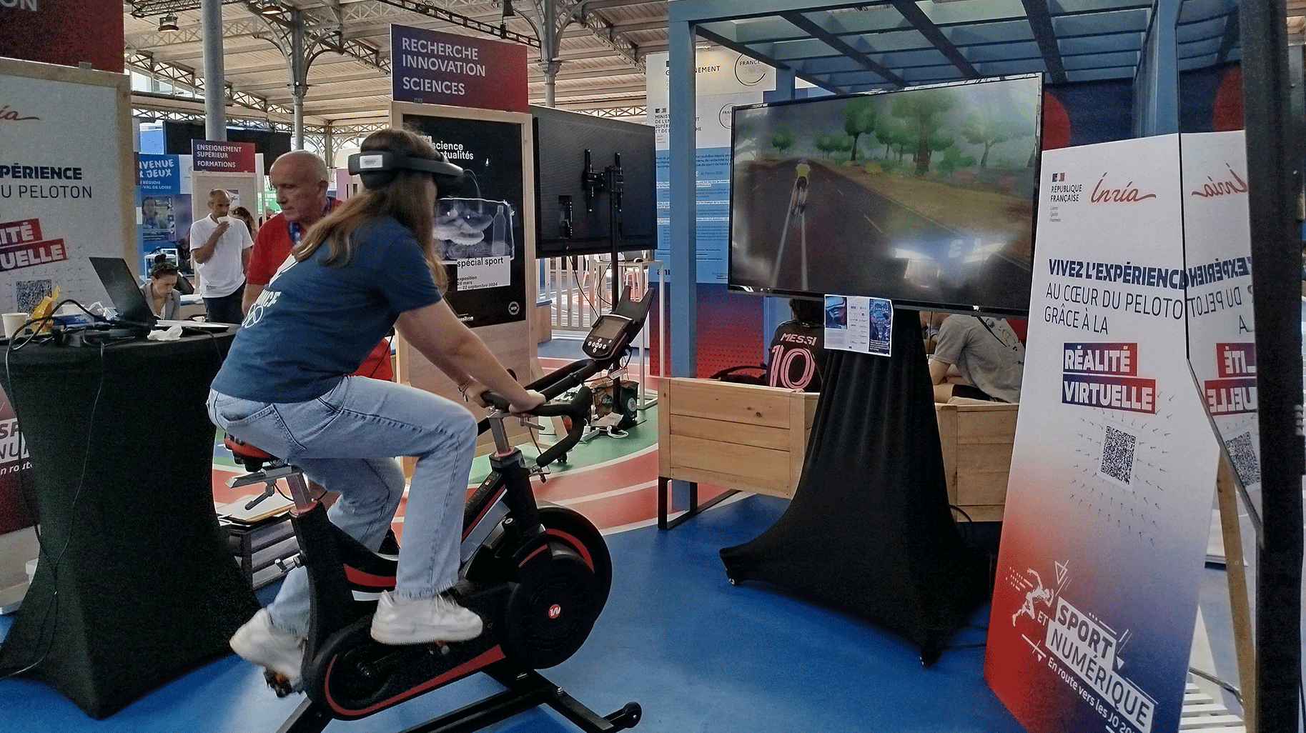Démo ShareSpace, un système d'entraînement de cycliste en réalité virtuelle pour détecter les signes d'attaque pour une échappée depuis le peloton, présentée lors des Jeux Olympiques de Paris 2024 sur le stand du Ministère de l'Enseignement supérieur et de la Recherche